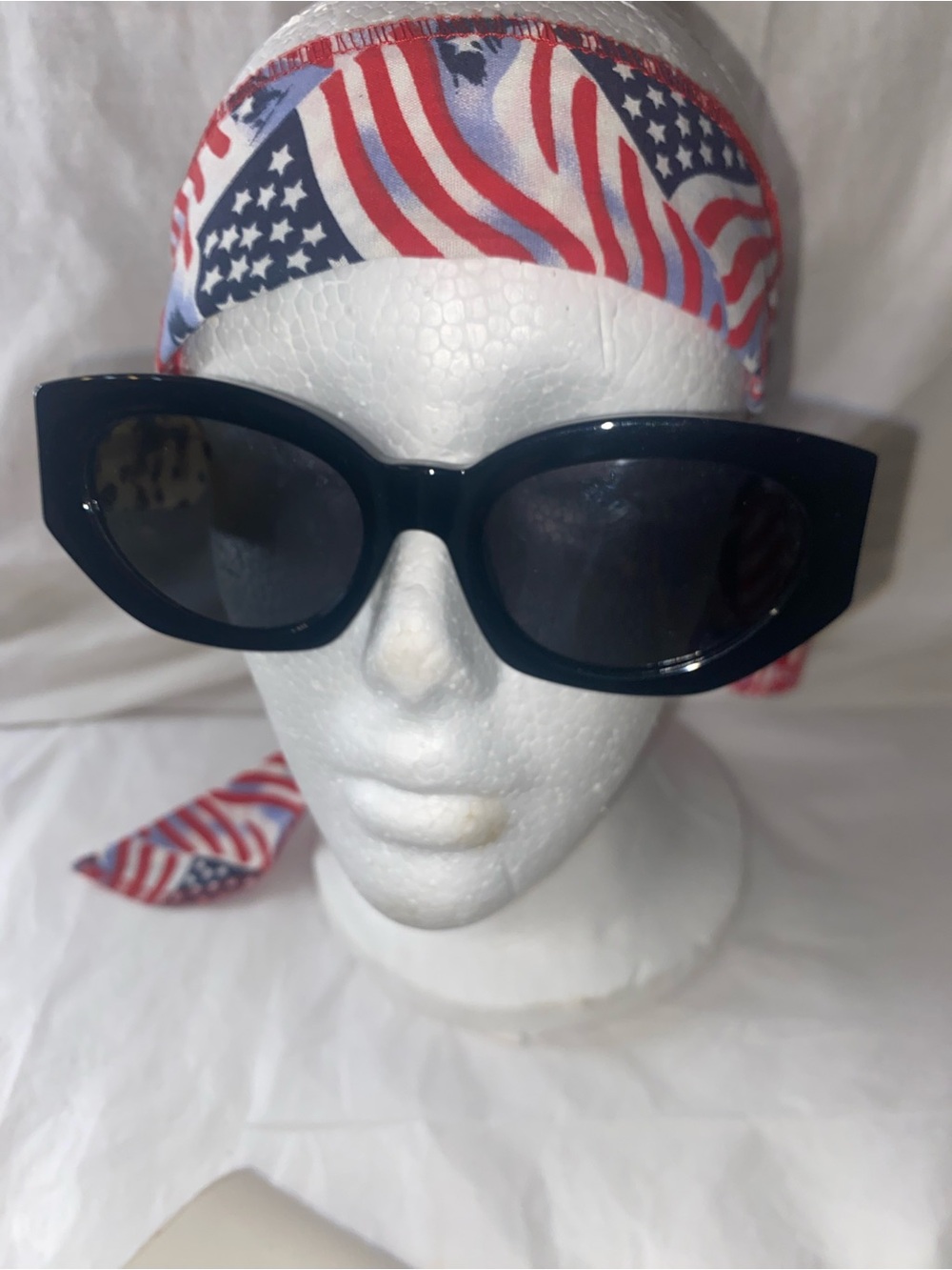 BANBe Black Cat-Eye Sunglasses - Black